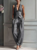Completo da donna a due pezzi con scollo a V e bottoni
