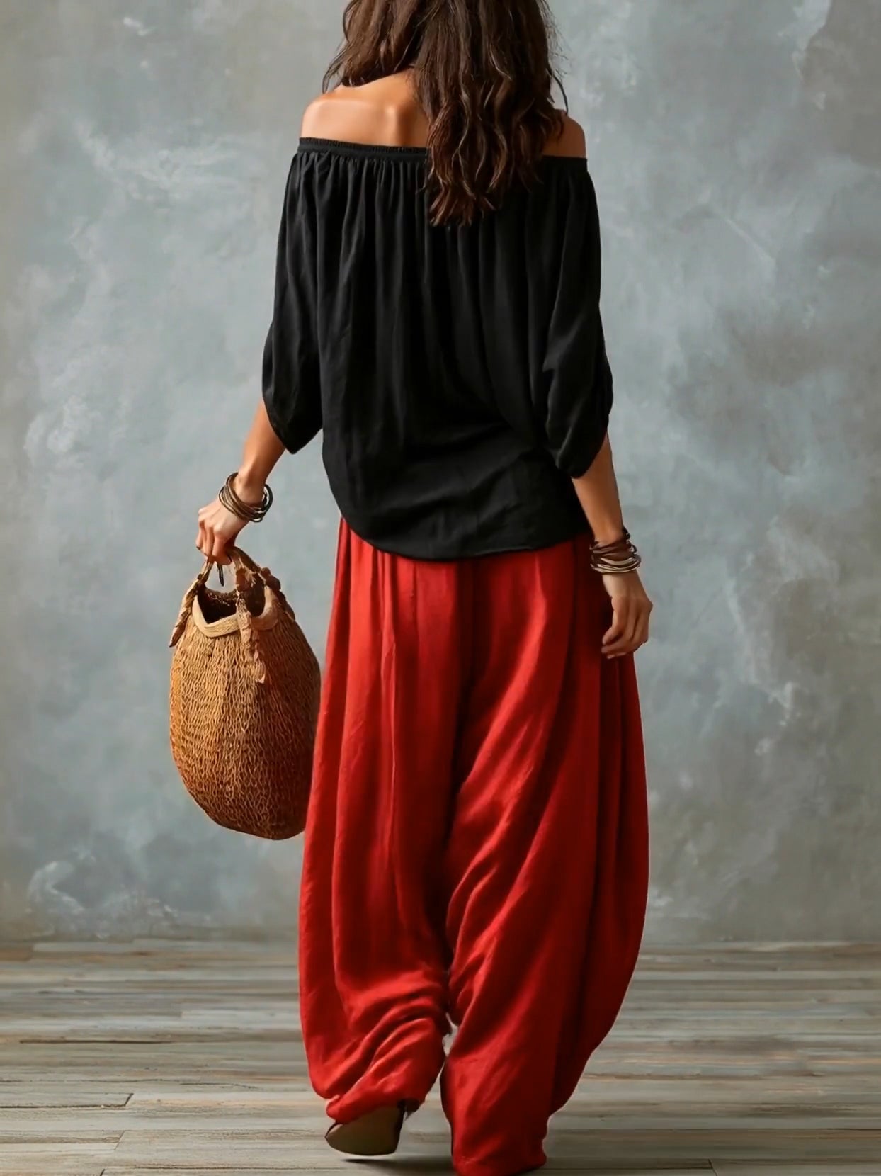 Ensemble haut noir à épaules dénudées et pantalon lanterne ample rouge