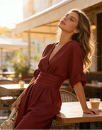 Daniela – Elegantne V-kaelusega laia säärega kombinesoon